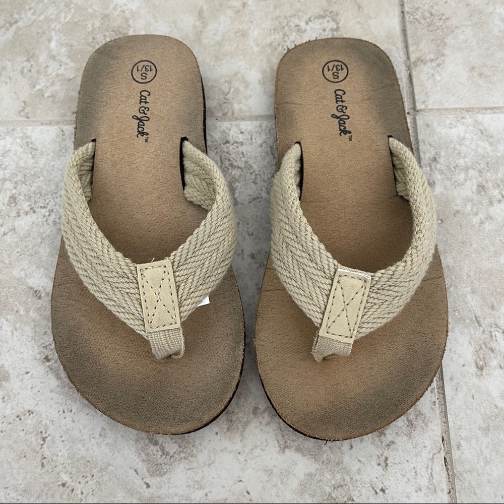EUC Boys Cat & Jack Brown/tan flip flops sandals